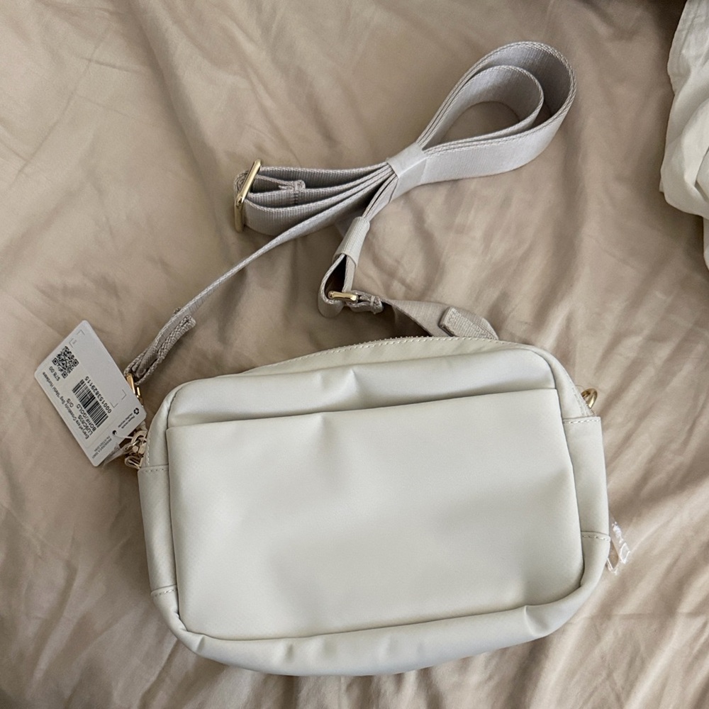 NWT Lululemon Everywhere Crossbody Bag in Bone/Gold hardware - Picture 2 of 4